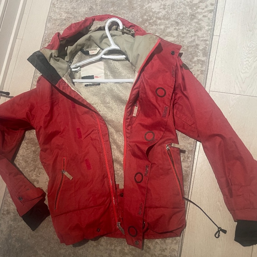 Womens ski/snowboarding jacket. Bonfire. Size medium, fit loose (I’m a small).